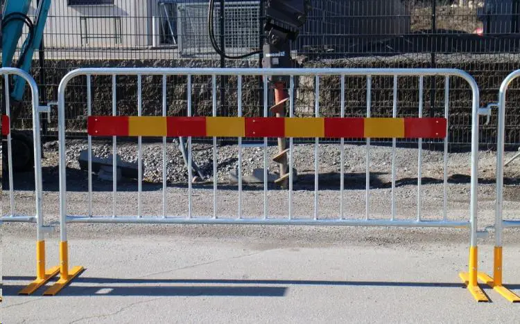 Pedestrian barrier with reflective board 1.1 x 2.1m