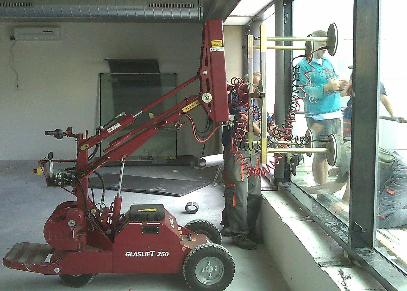 Mobile vacuum lifts 250 kg