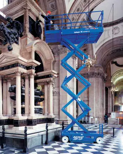 Electric scissor lift (battery, 2 WD), 10m