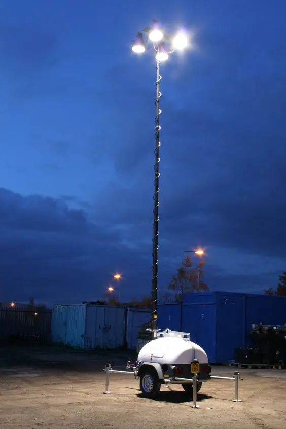 Apšvietimo įranga su generatorium,  4 X 150W, 9m