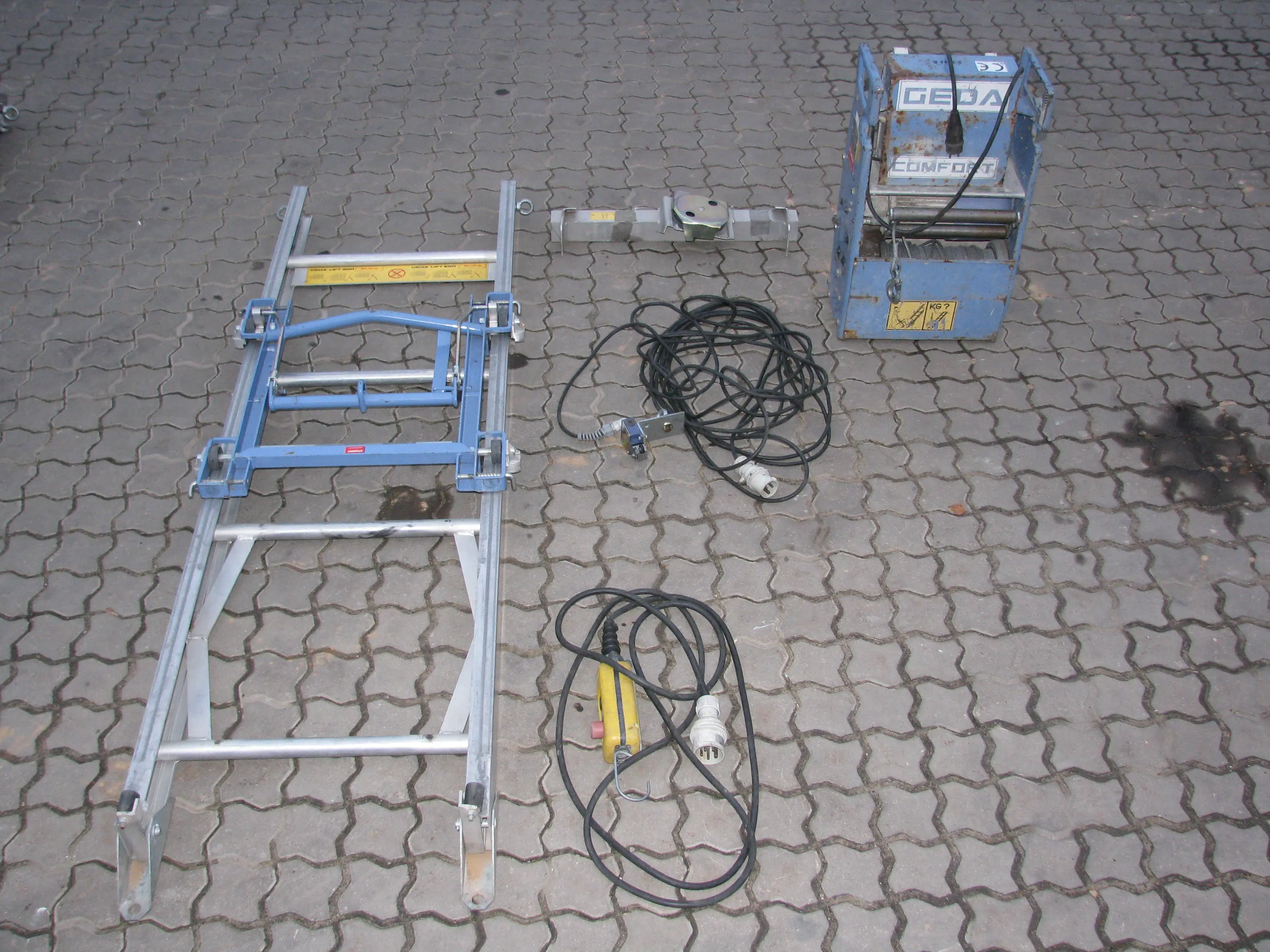 Assabmbable inclined rope hoist lift
