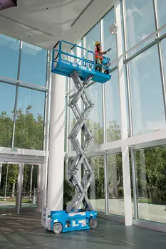 Šķērveida pacēlājs ar platformu( pašgājējs, ar akumulatoru, 2 WD), 8m