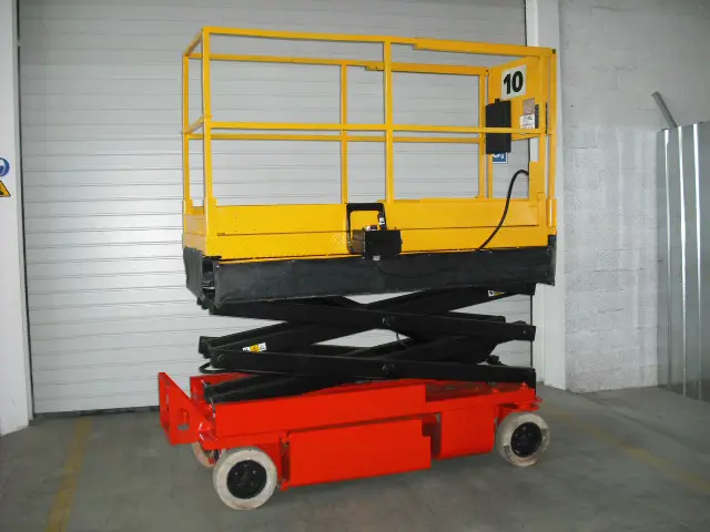 Šķērveida pacēlājs ar platformu( pašgājējs, ar akumulatoru, 2 WD), 8m