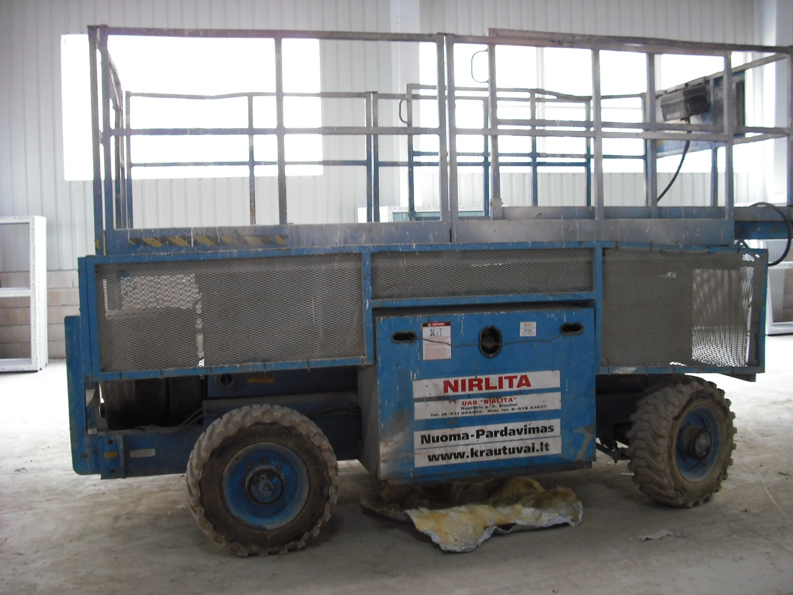 Šķērveida pacēlājs ar platformu ( pašgājējs, dīzelis, 4 WD), 12m