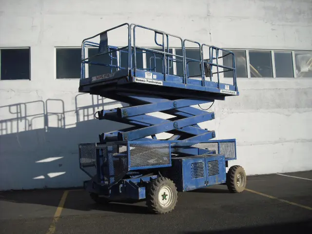 Šķērveida pacēlājs ar platformu ( pašgājējs, dīzelis, 2 WD), 14m