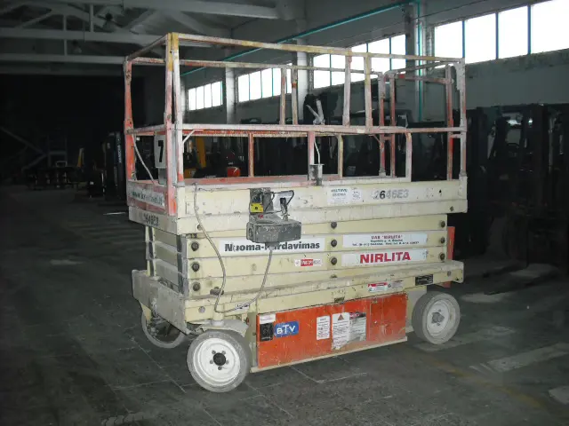 Electric scissor lift (battery, 2 WD), 10m